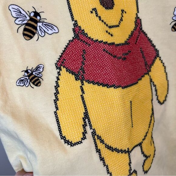 ✨ Disney Winnie the Pooh Yellow Cross Stitch Bumble Bee Shirt Large - Picture 3 of 9